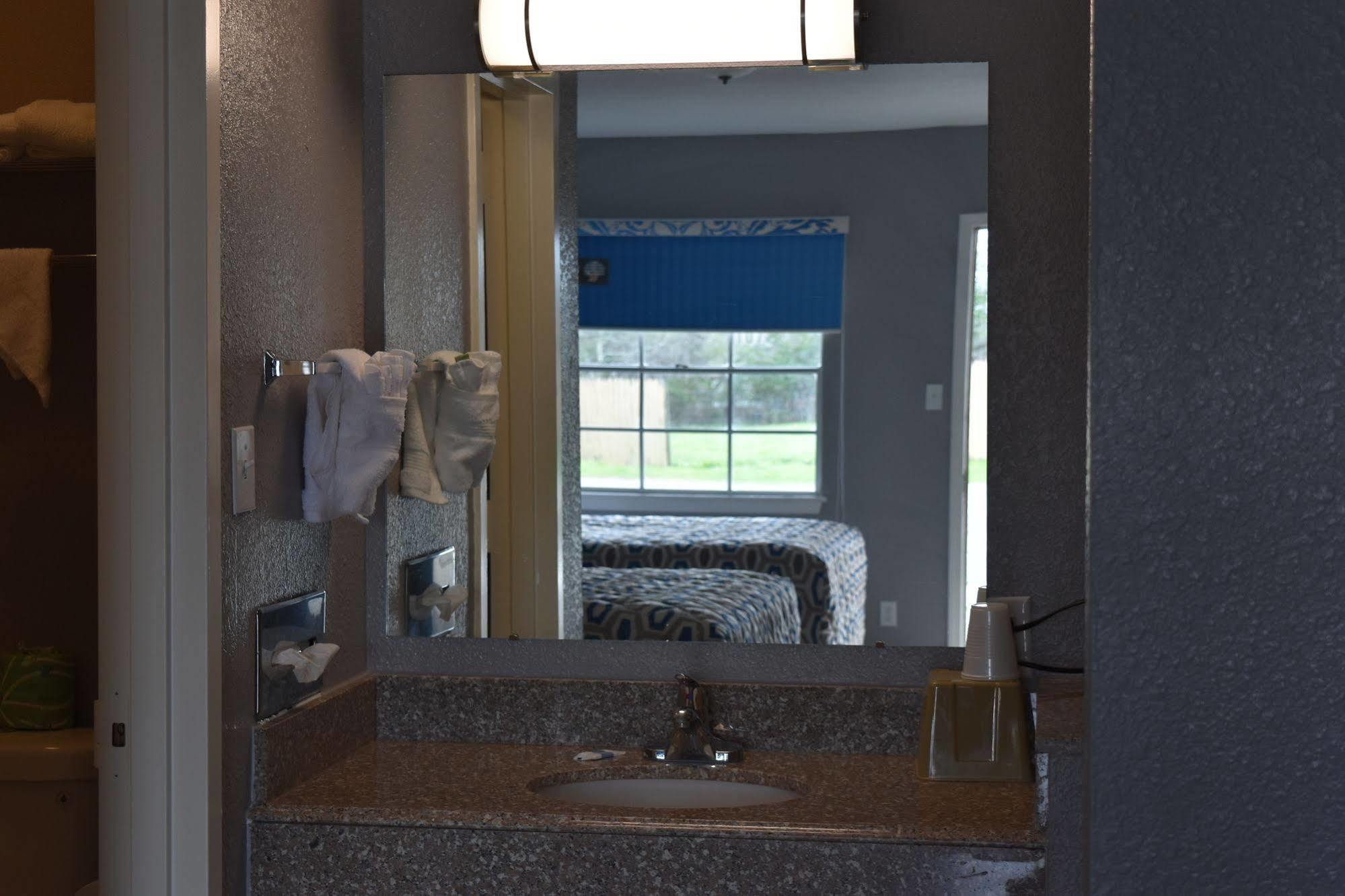 Woodfield Inn And Suites Yoakum 外观 照片